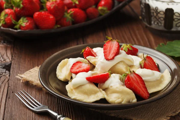 Délicieuses boulettes aux fraises fraîches servies avec fouettée — Photo