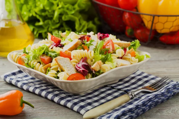 Salada de macarrão com salada verde, tomate e frango assado . — Fotografia de Stock