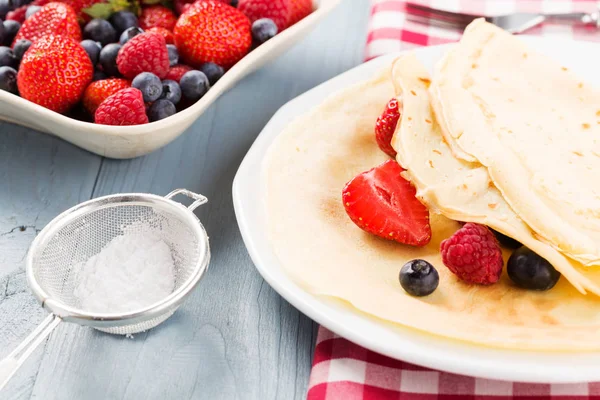 Délicieuses crêpes aux framboises, bleuets et fraises — Photo