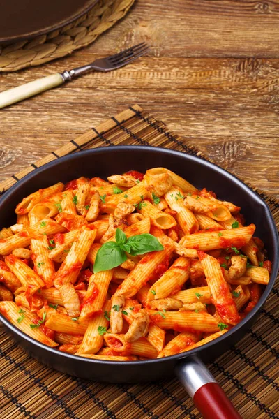 Penne con pollo arrosto in salsa di pomodoro — Foto Stock