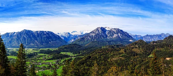 Ciudad alpina situada en el valle de las montañas . — Foto de Stock