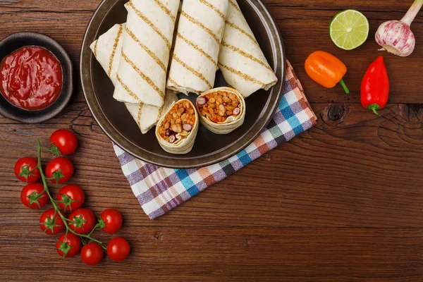 Burrito 's met vlees, bonen en groenten. — Stockfoto