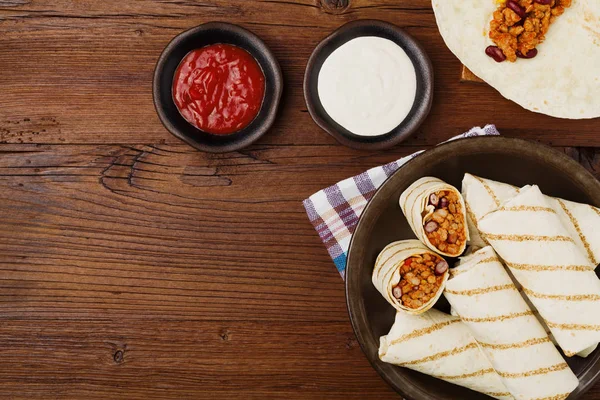 Burritos envolve carne, feijão e legumes . — Fotografia de Stock