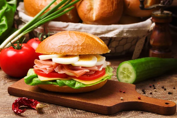 Panino al prosciutto con uova e verdure . — Foto Stock