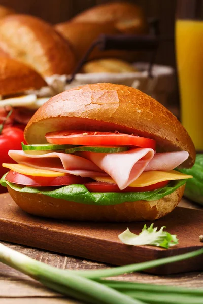 Ham sandwich with vegetables. — 스톡 사진