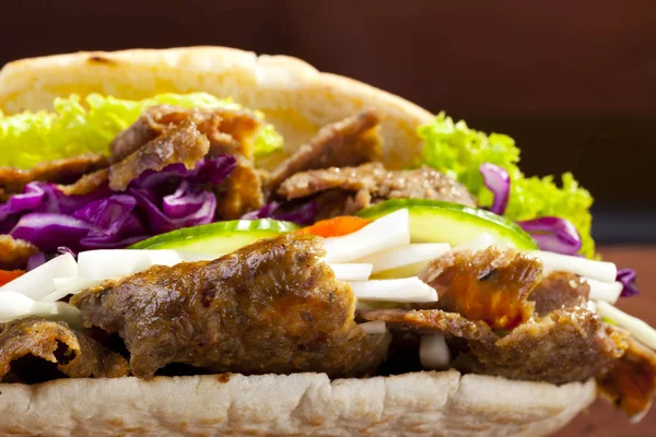 Kebab de carne en un bollo — Foto de Stock