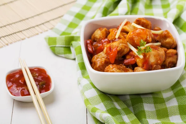 Gebakken kip stukken in beslag met zoetzure saus — Stockfoto