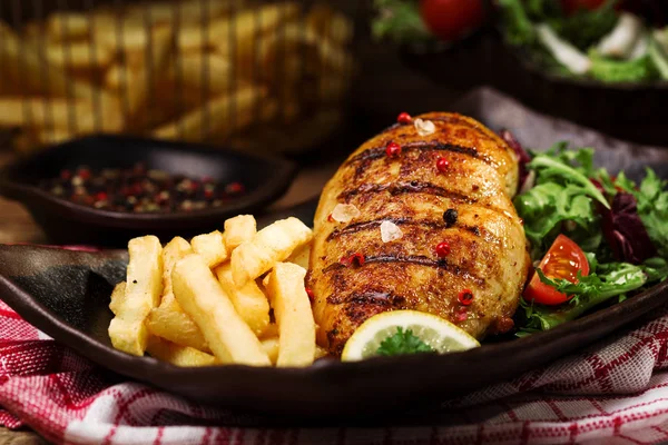 Grillat kycklingbröst med grönsallad och pommes frites. — Stockfoto