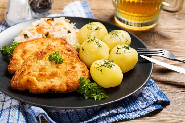 Stekt fläskkotlett i ströbröd, serveras med kokt potatis och — Stockfoto