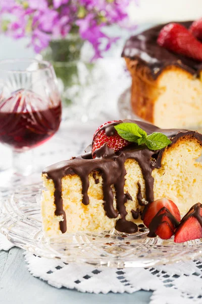 Cheesecake com morangos e chocolate. — Fotografia de Stock