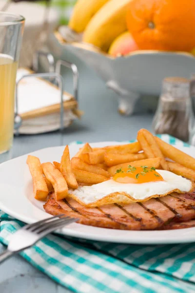 Engelsk frukost med grillad skinka, stekt ägg och pommes frites. — Stockfoto