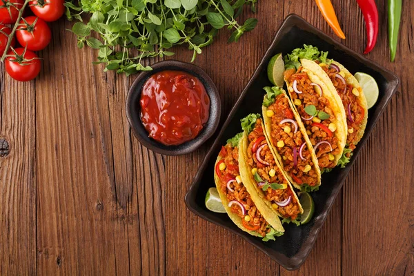 Taco 's met vlees en groenten op houten plank — Stockfoto