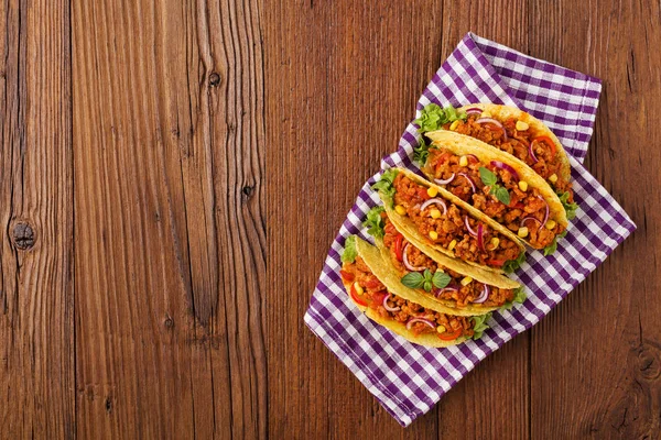 Tacos z mięsem i warzywami na drewnianej desce — Zdjęcie stockowe