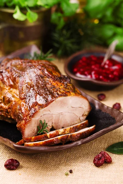 Geroosterd varkensvlees met cranberrydip, basilicum, koriander en rozemarijn. — Stockfoto