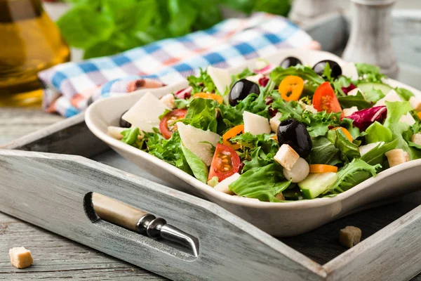 Italský salát s čerstvou zeleninou s černými olivami a Parmes — Stock fotografie