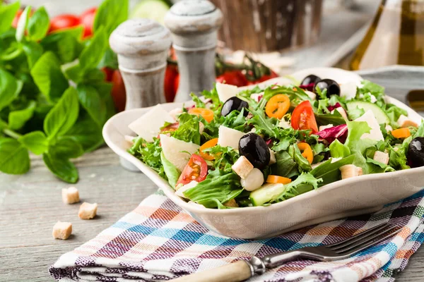 Salada italiana com legumes frescos com azeitonas pretas e Parmes — Fotografia de Stock