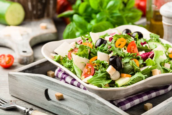Salade italienne aux légumes frais aux olives noires et aux parmes — Photo
