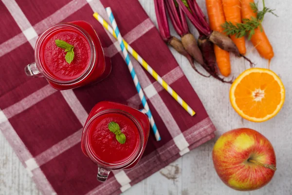 Drinkar av grönsaker och frukt, serverade i burk, med färska betor, — Stockfoto