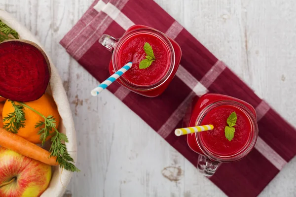 Drinkar av grönsaker och frukt, serverade i burk, med färska betor, — Stockfoto