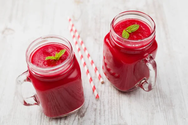 Vegetable and fruit cocktail, served in a jar, with fresh beets, — Stock Photo, Image