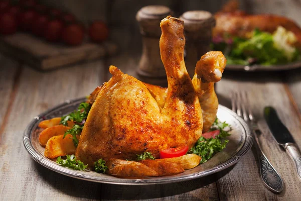 Jambe de poulet cuite au four, servie avec pommes de terre et légumes rôtis . — Photo