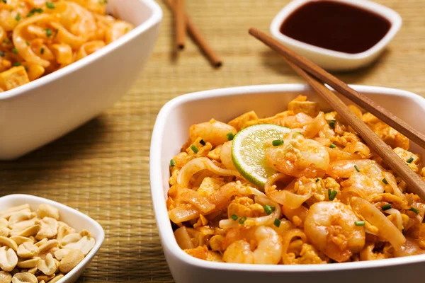 Pad Thai. Thailand's nationale gerechten, gesauteerde rijstnoedels — Stockfoto