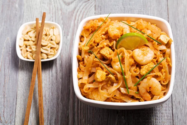 Pad Thai. Thailand's nationale gerechten, gesauteerde rijstnoedels — Stockfoto