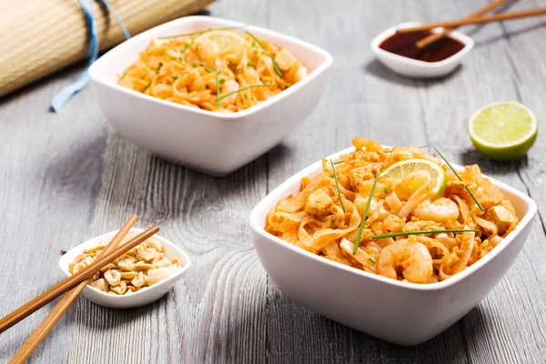 Pad Thai. Thailand's nationale gerechten, gesauteerde rijstnoedels — Stockfoto