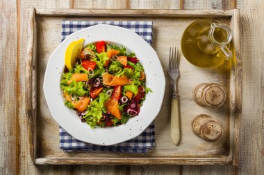 Taze somon füme salata.