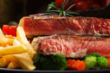 Izgara sığır eti bir üzerinde Patates kızartması ve sebze ile servis 