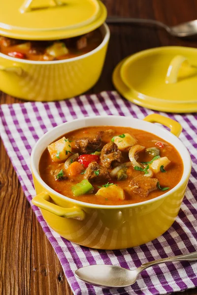 Guisado de carne servida com batatas cozidas . — Fotografia de Stock