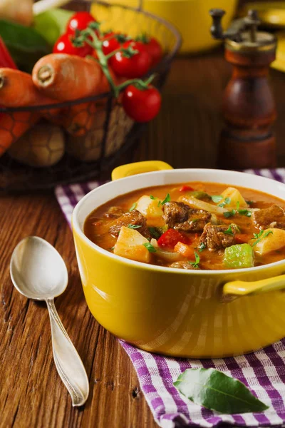 Guisado de carne servida com batatas cozidas . — Fotografia de Stock