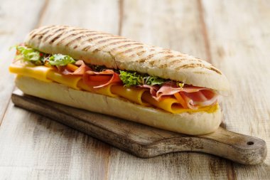 Geleneksel İtalyan sandviçi, jambon ve peynirli..