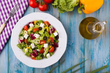 bir tabak taze salata