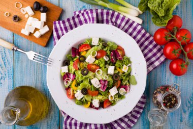 bir tabak taze salata