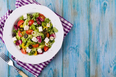 bir tabak taze salata