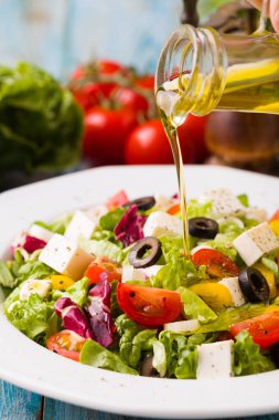 bir tabak taze salata