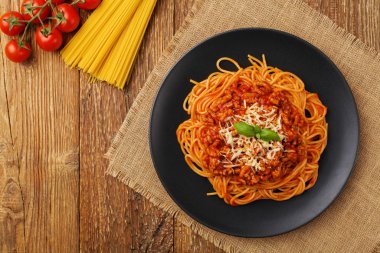 Siyah tabakta servis edilen lezzetli spagetti.