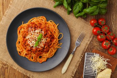 Siyah tabakta servis edilen lezzetli spagetti.