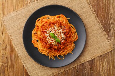 Siyah tabakta servis edilen lezzetli spagetti.