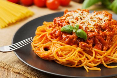 Siyah tabakta servis edilen lezzetli spagetti.