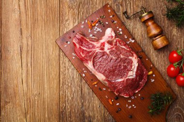 Tahtada taze, çiğ biftek.