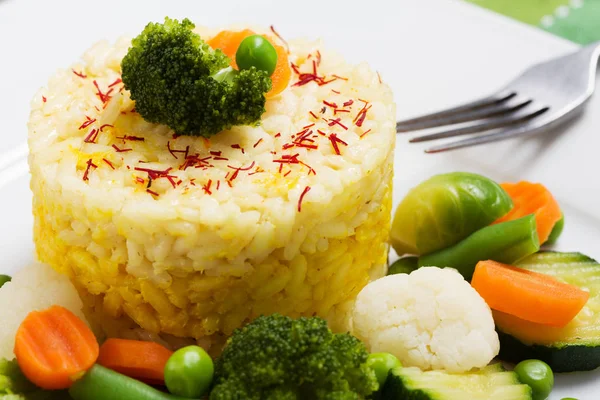 Porzione di risotto con verdure . — Foto Stock