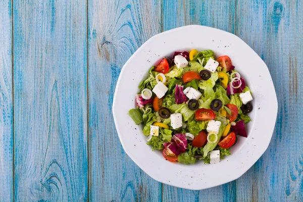 Ensalada griega fresca en un plato —  Fotos de Stock