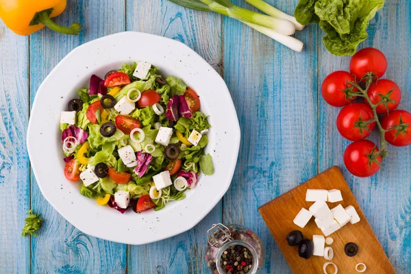 Ensalada griega fresca en un plato — Foto de Stock