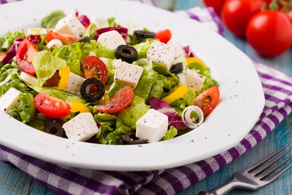 Ensalada griega fresca en un plato —  Fotos de Stock