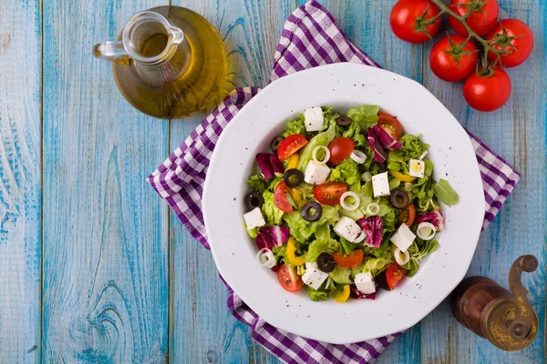 Ensalada griega fresca en un plato —  Fotos de Stock
