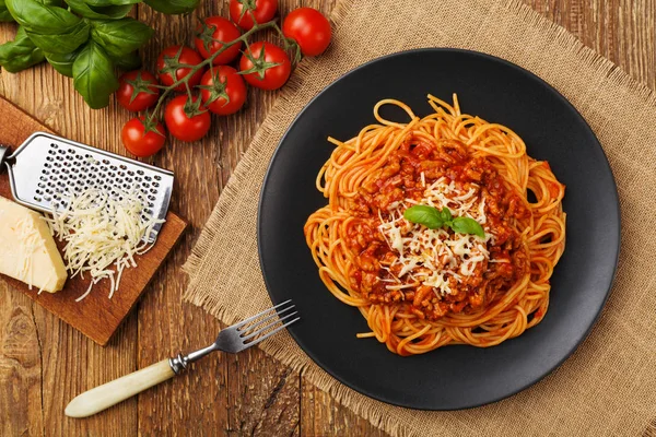 黒皿に盛り付けられたおいしいスパゲティ — ストック写真