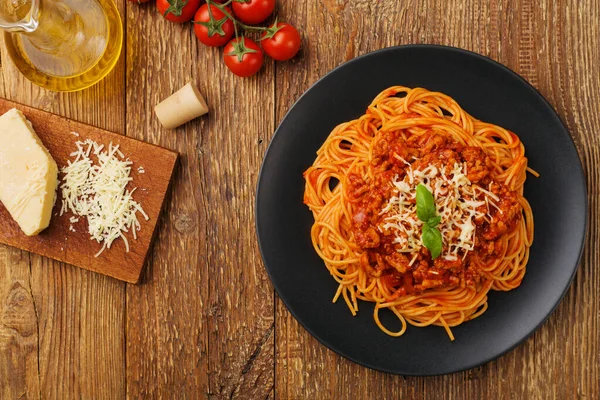 Delicious spaghetti served on a black plate — Stock Photo, Image