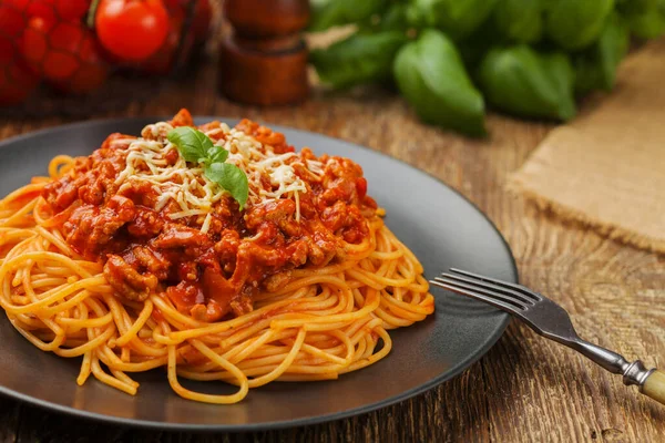 Deliziosi spaghetti serviti su un piatto nero — Foto Stock